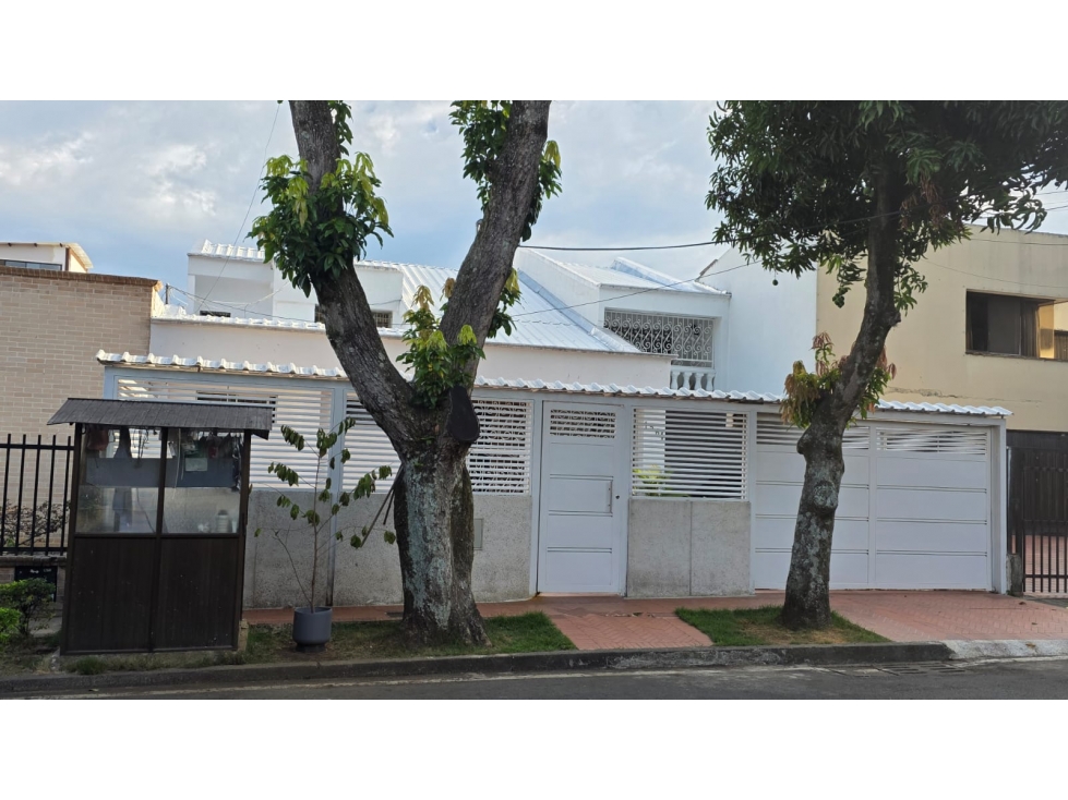 CASA EN VENTA EN CIUDAD JARDIN DE 2 PISOS SUR DE CALI — foto 2