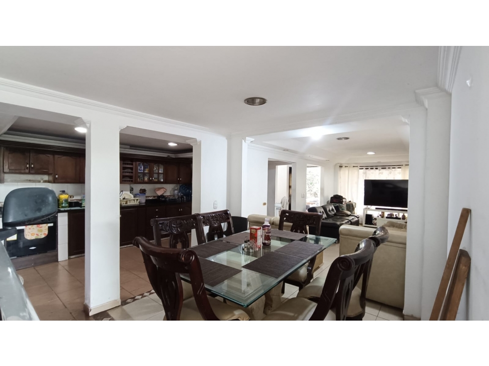 CASA EN VENTA DE 3 PISOS VEHICULAR EN CIUDAD CORDOBA ORIENTE DE CALI — foto 3