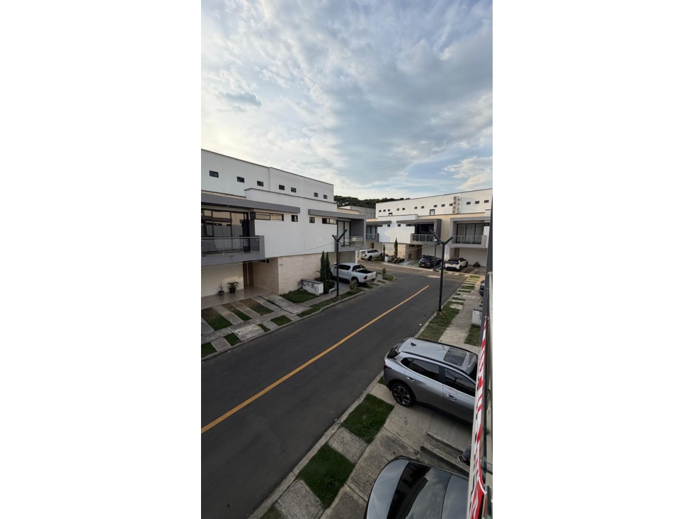 CASA EN VENTA DE 3 PISOS EN CONDOMINIO LA MORADA JAMUNDÍ VALLE