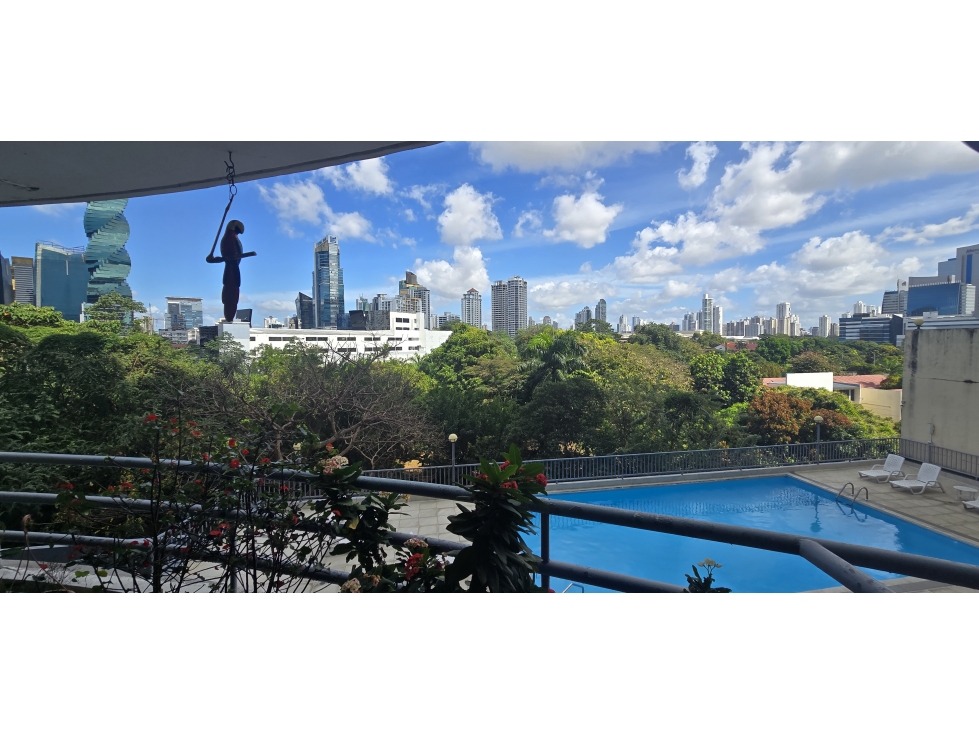 Amplio apartamento con despacho en Miraluz, Ciudad de Panamá
