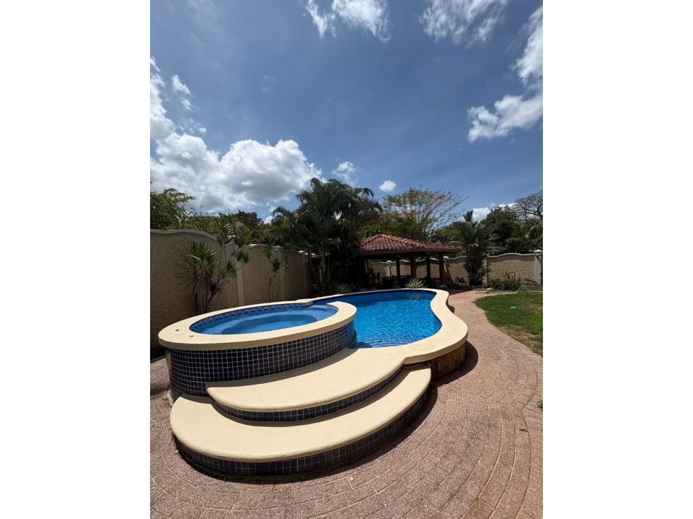¡CASA EN VENTA - CLAYTON!