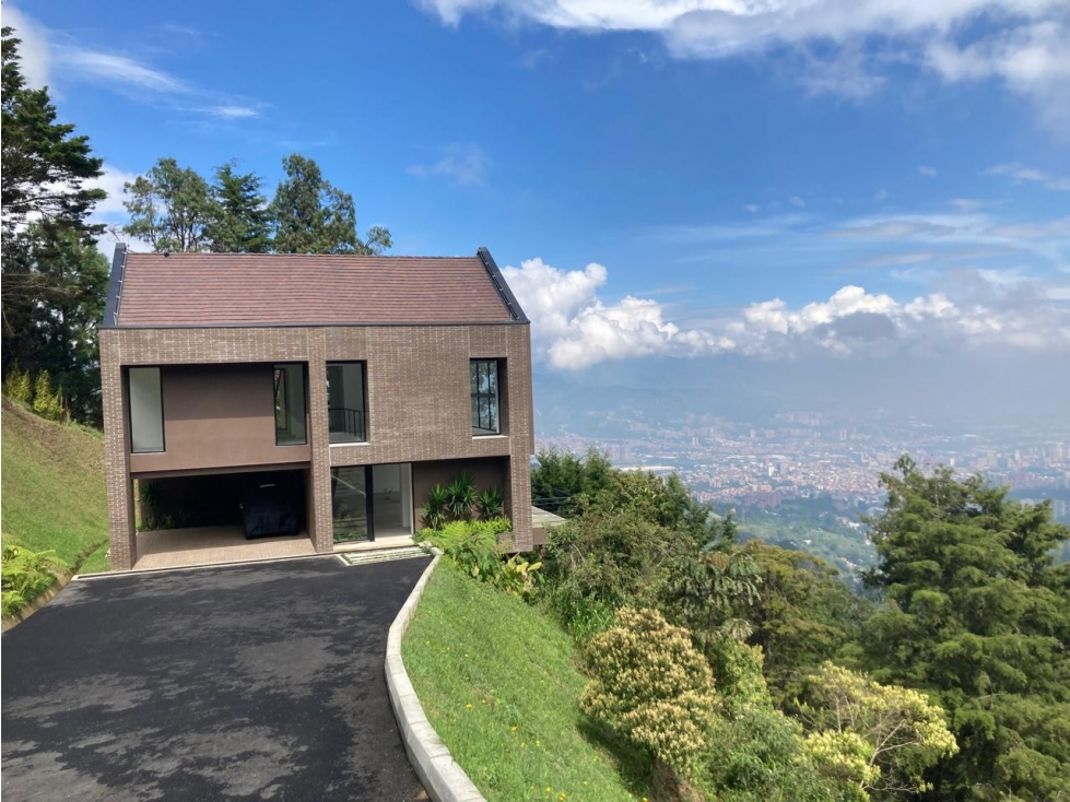 casa en parcelación en envigado con la mejor vista de la ciudad