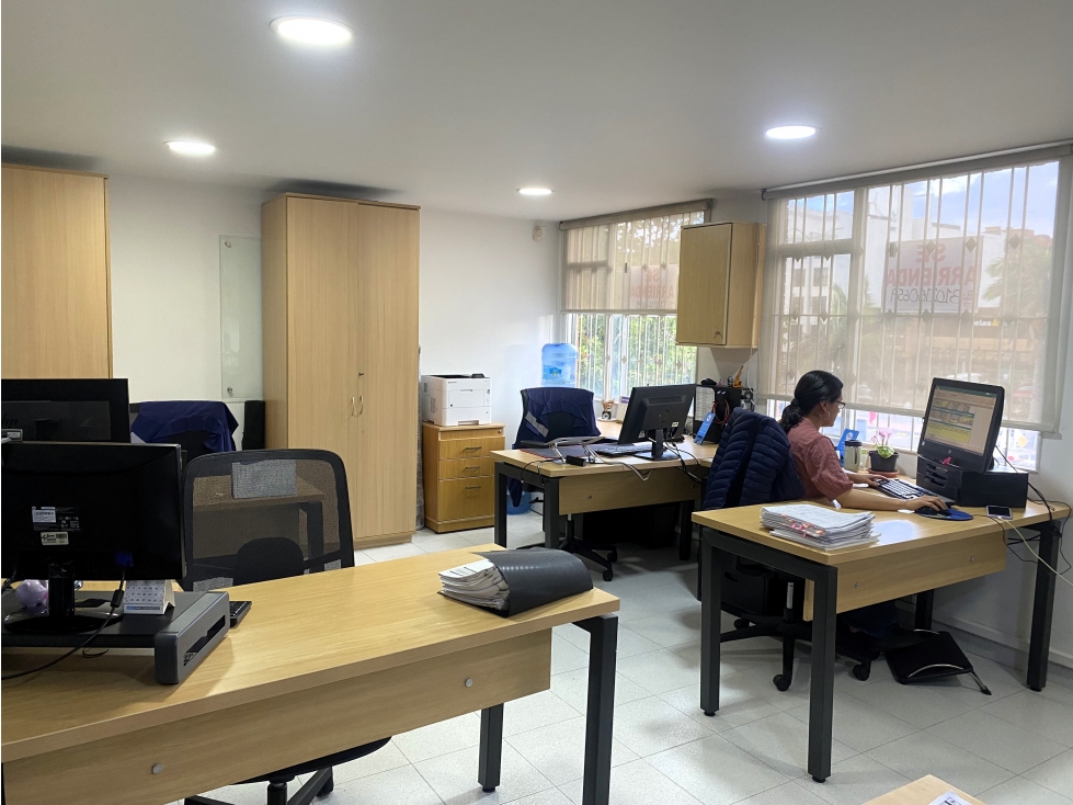 ARRIENDO LINDA OFICINA EN SANTA BARBARA CERCA A ESTACION TRANSMILENIO