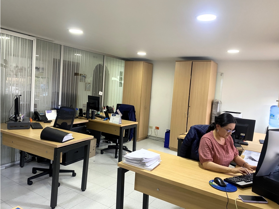 ARRIENDO LINDA OFICINA EN SANTA BARBARA CERCA A ESTACION TRANSMILENIO — foto 2