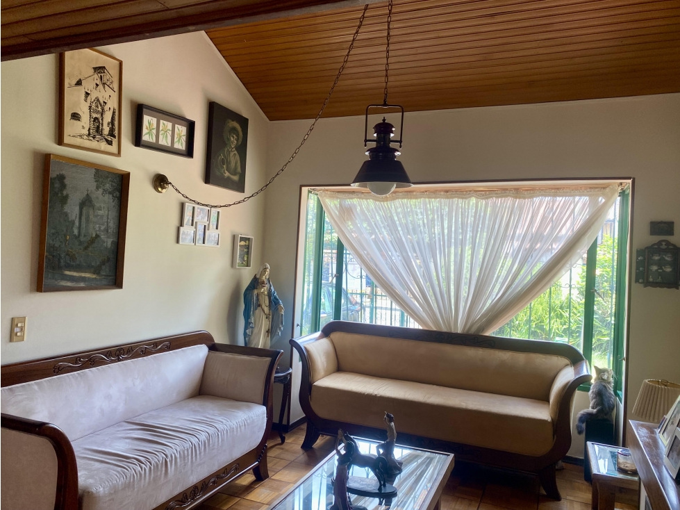 VENDO AGRADABLE CASA EN LA COLINA CAMPESTRE RODEADA DE JARDINES — foto 3