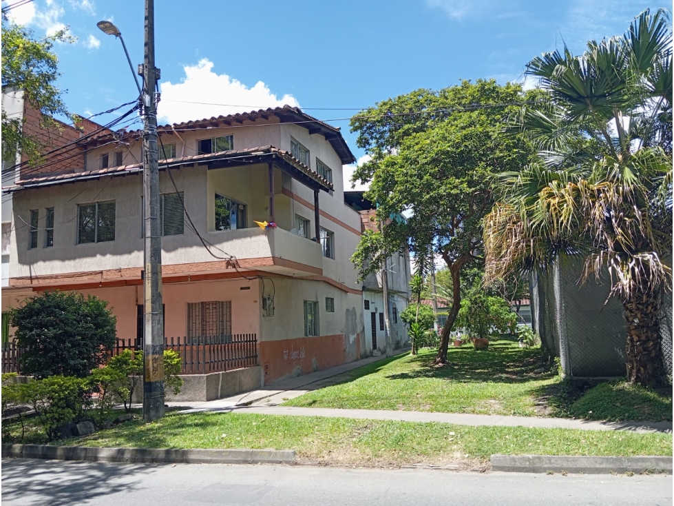 Espectacular Casa Unifamiliar Esquinera de 5 Habs en La Floresta