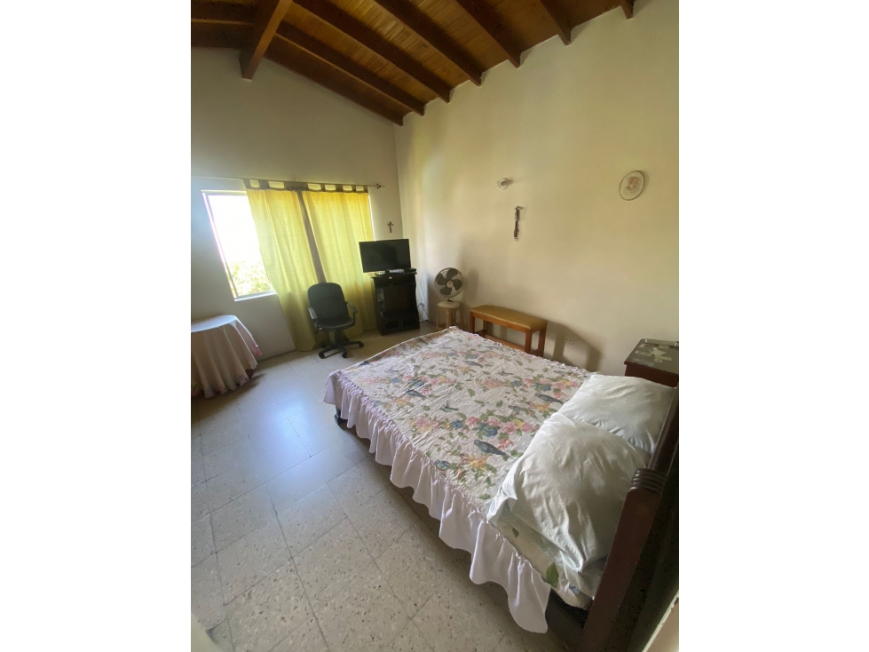 Espectacular Casa Unifamiliar Esquinera de 5 Habs en La Floresta — foto 3