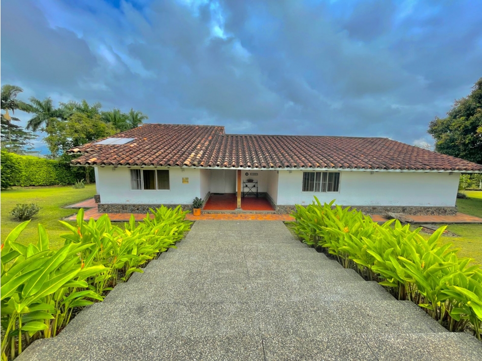 Se vende finca en Via Cerritos-La Virginia