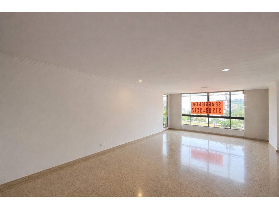 Apartamento en arriendo el poblado Amplio en urb cerrada. — foto 2