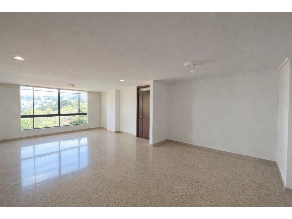 Apartamento en arriendo el poblado Amplio en urb cerrada.