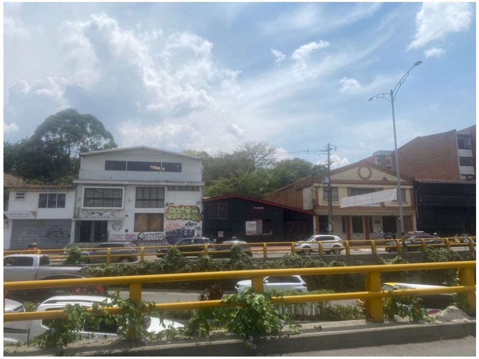 CASA COMERCIAL CERCA A LA BOLIVARIANA - SECTOR BULERÍAS - LAURELES — foto 2