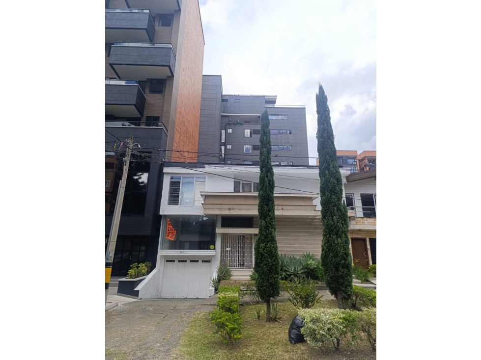 VENTA CASA UNIFAMILIAR 2 NIVELES AREA 257 m2 LAURELES NOGAL