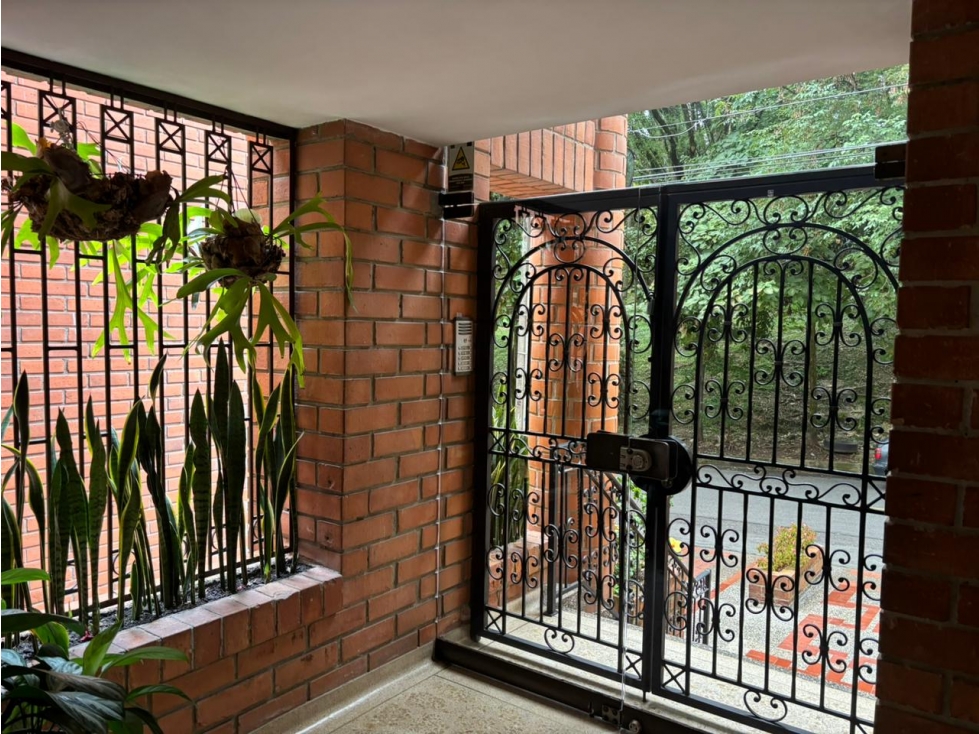 Vendo apartamento La Castellana doble parqueadero lineal 115 m2