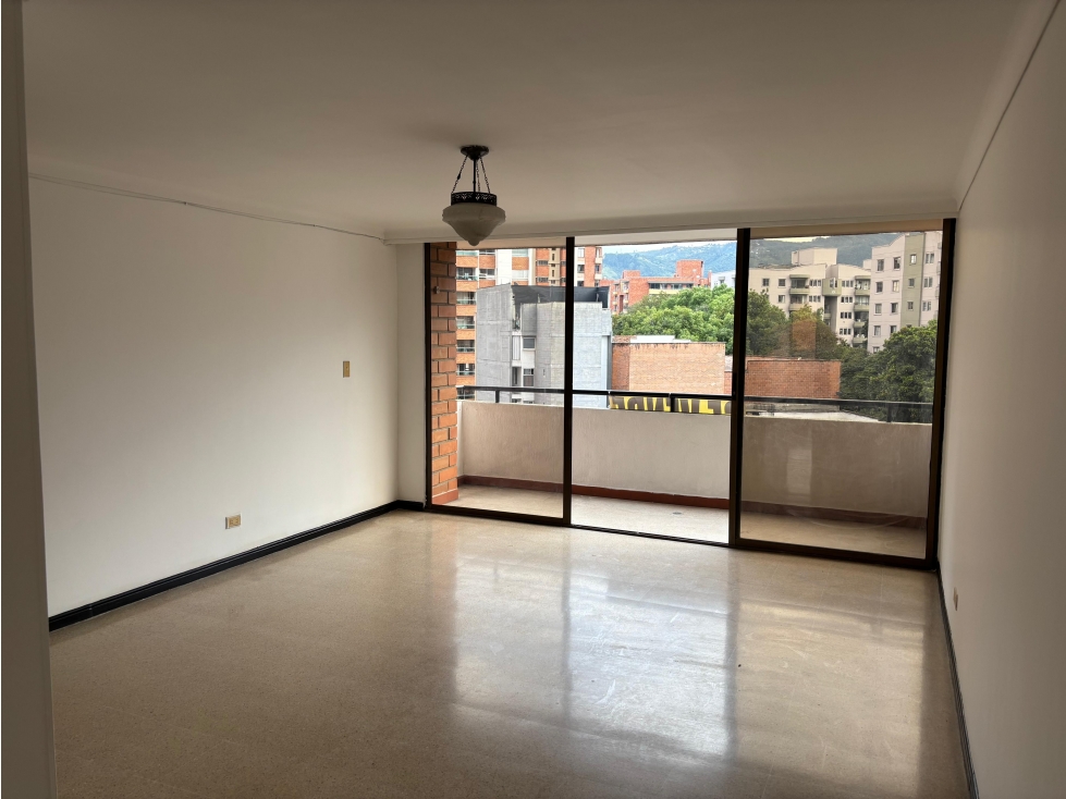 VENDO APTO, 6 PISO, LAURELES, EN EDIFICIO TRANQUILO