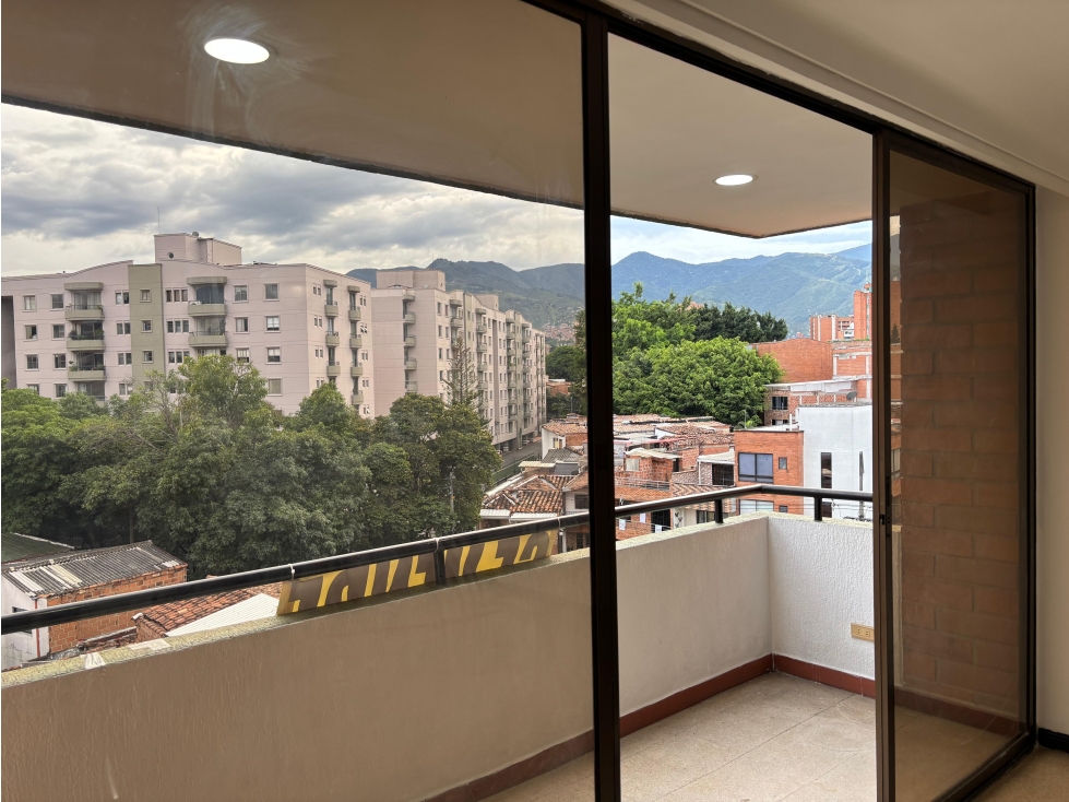 VENDO APTO, 6 PISO, LAURELES, EN EDIFICIO TRANQUILO — foto 2
