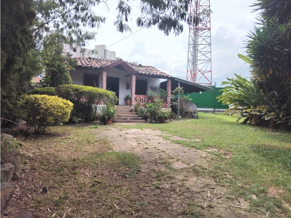 M.O.R. Vende casa lote de 1794 m2 de lote en BELLO.