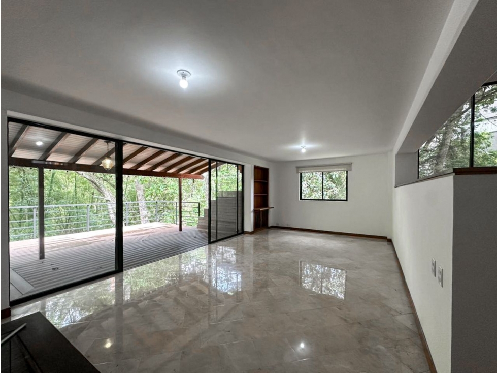 Casa Esquinera en el poblado - cerca al tesoro