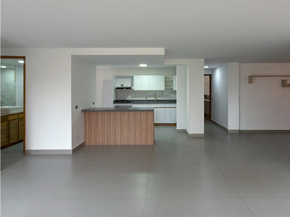 Apartamento reformado en venta en El Poblado, sector Oviedo.