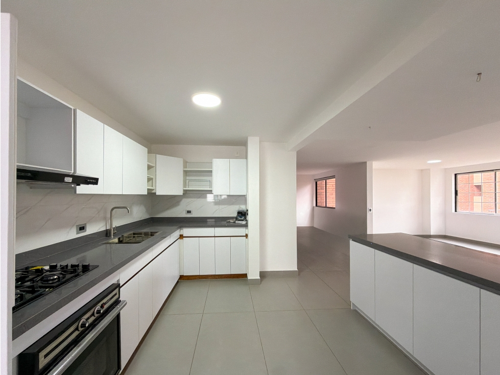 Apartamento reformado en venta en El Poblado, sector Oviedo. — foto 3