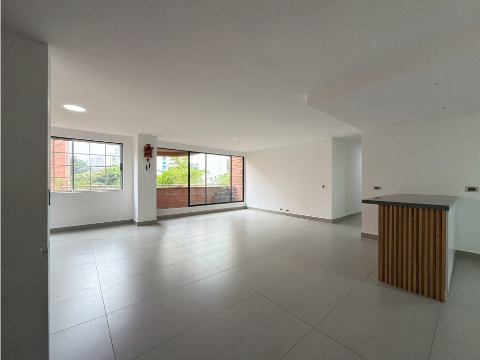 Apartamento reformado en venta en El Poblado, sector Oviedo. — foto 4