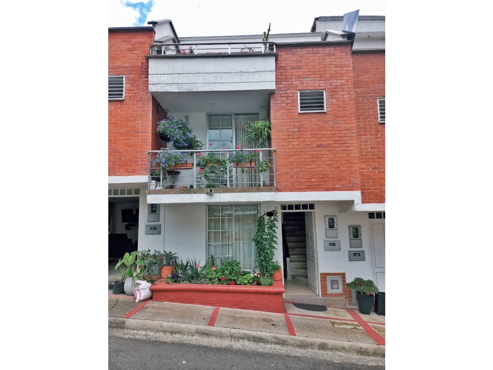 Casa amplia en conjunto residencial Av. Sur Pereira, 3 pisos