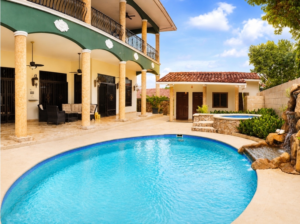 Casa en venta con piscina y paneles solares en La Alameda - 1