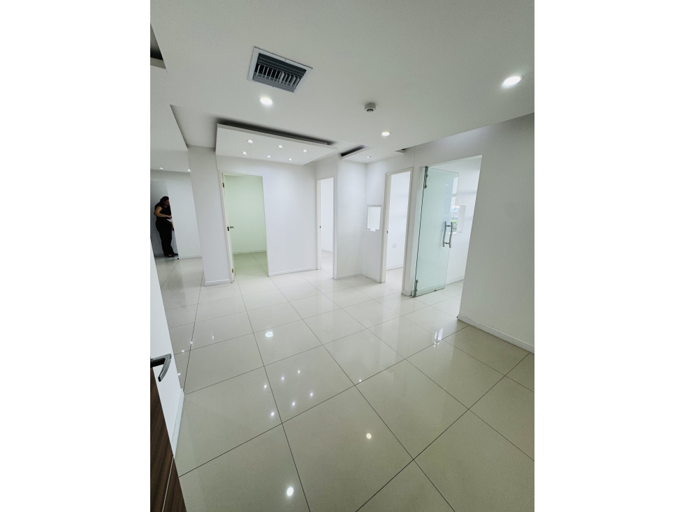 VENTA OFICINA COSULTORIO EDIFICIO BUSINESS PLAZA - GUAYAQUIL — foto 4