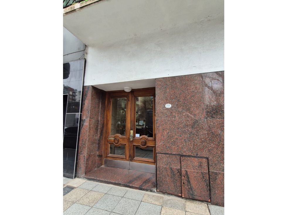 VENTA SEMIPISO 2 AMB- H. YRIGOYEN 1700 - 3