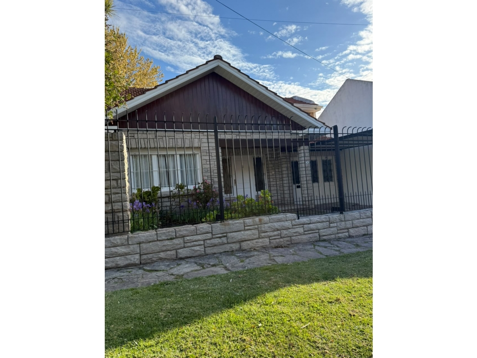 VENTA CHALET 3 AMB. GARAGE- CASTELLI 600