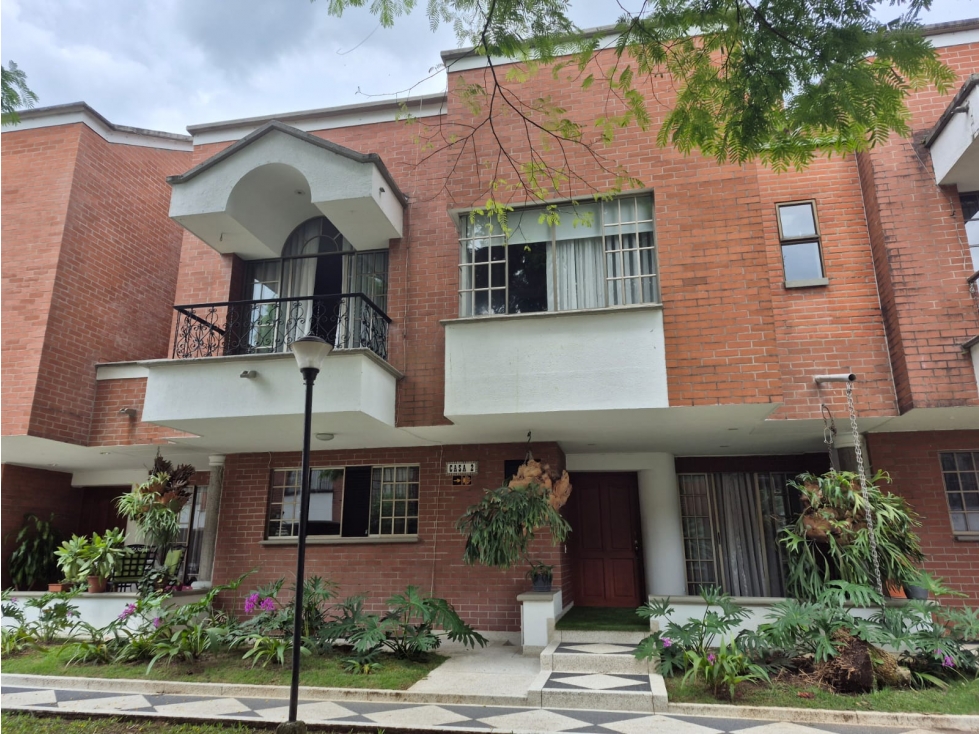 HERMOSA, AMPLIA Y CONFORTABLE CASA EN VENTA PINARES, PEREIRA