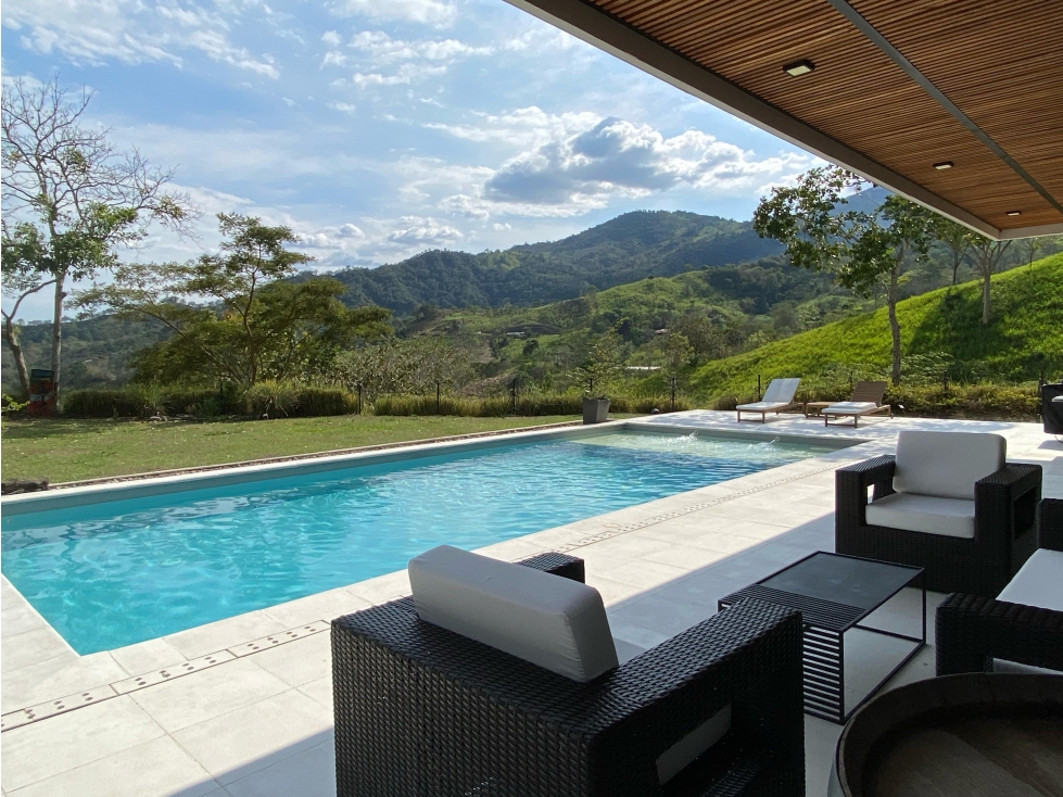 Finca Moderna Con Energía Solar y Piscina
