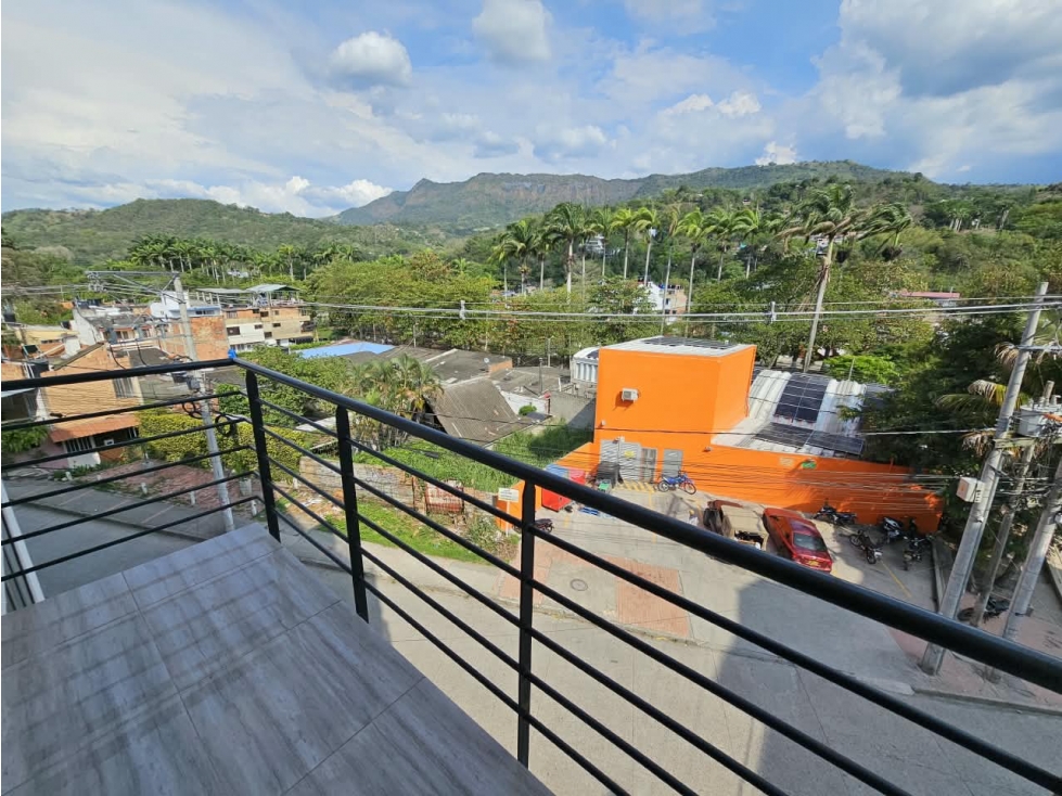 ¡Amplio apartamento a una cuadra del parque principal!
