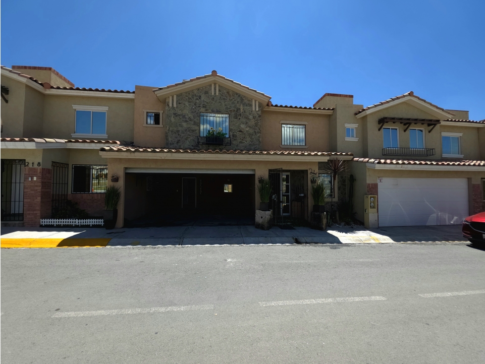 Casa en Venta en Real Madeira, frente a parque - 1