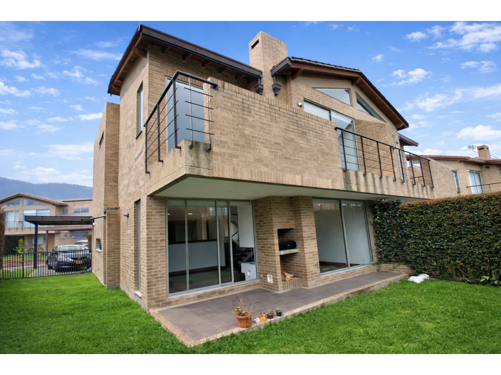 VENDO LINDA CASA EN CAJICA