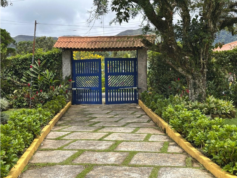 VENTA CASA EN EL VALLE DE ANTON -1,700m2 - 4