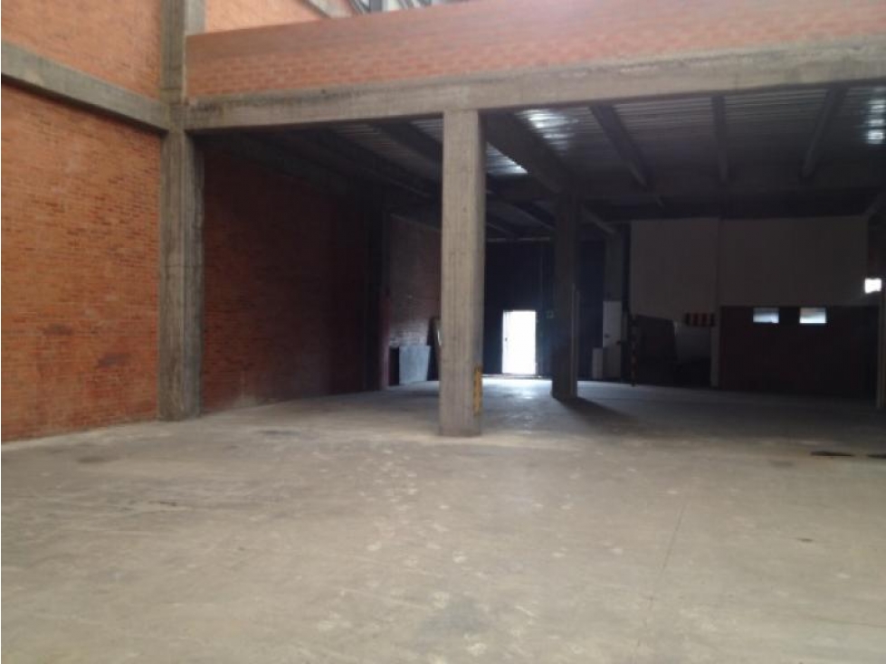 ARRIENDO BODEGA 1094M2 TRIPLE ALTURA ZONA INDUSTRIAL MONTEVIDEO - 2