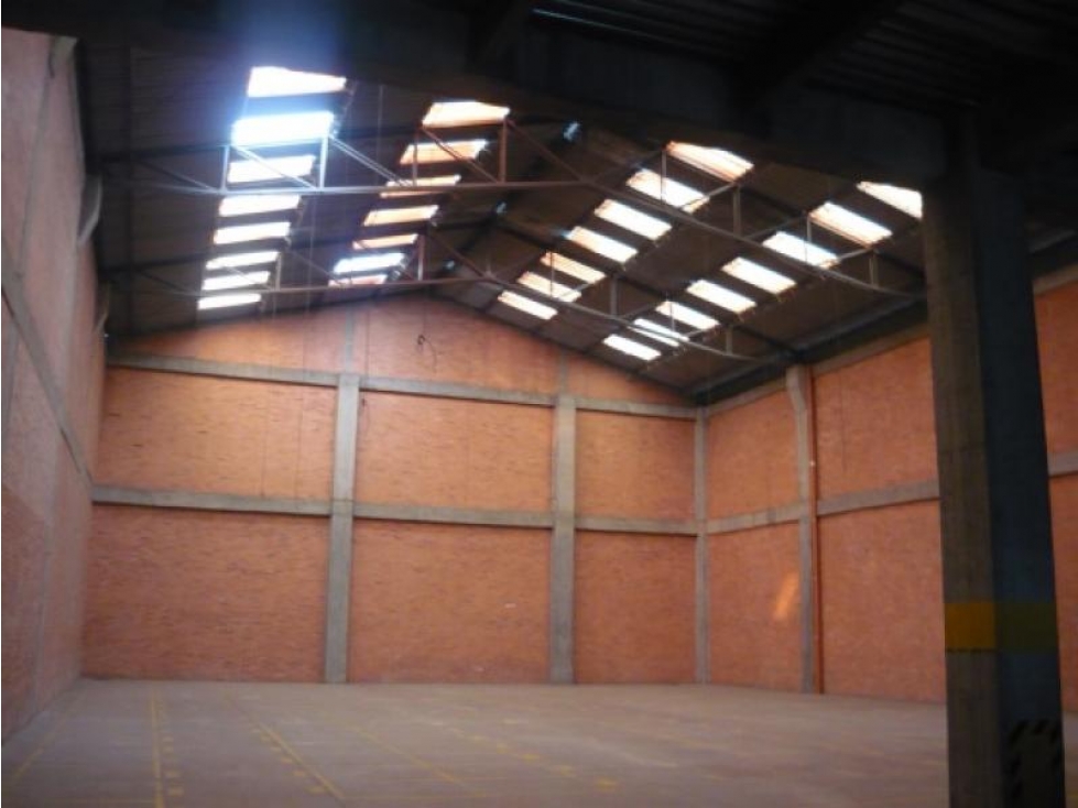 ARRIENDO BODEGA 1094M2 TRIPLE ALTURA ZONA INDUSTRIAL MONTEVIDEO - 3