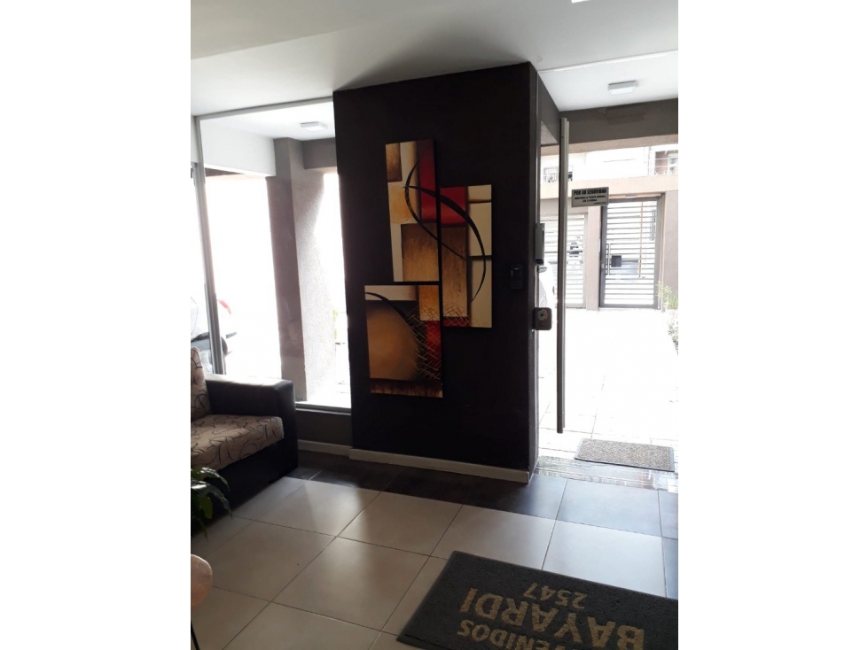 EXCELENTE DEPARTAMENTO EN ESTACION DE CASTELAR EN VENTA — foto 2