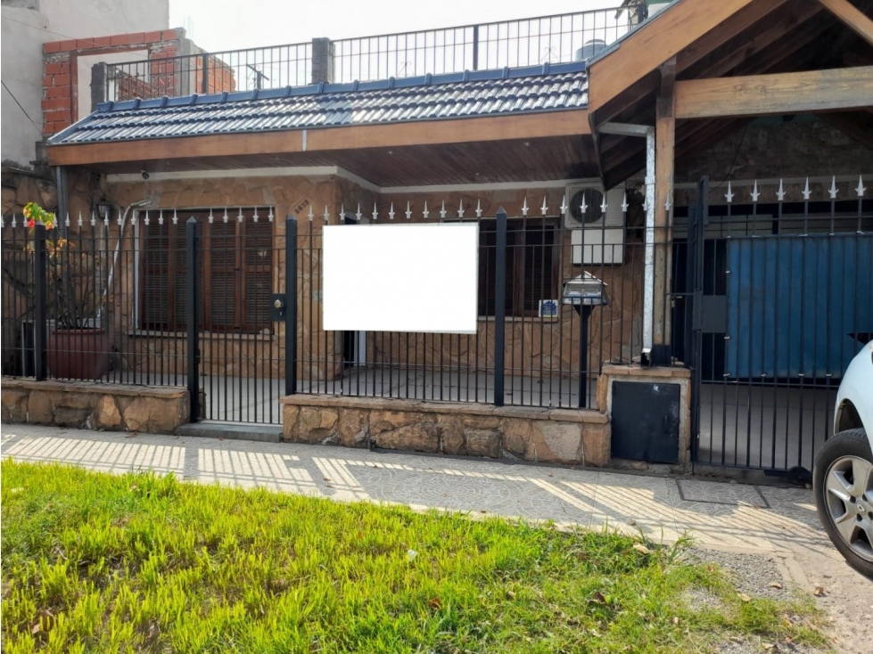 IMPECABLE CASA AMERICANA CON DEPENDENCIA DE SERVICIO - 1