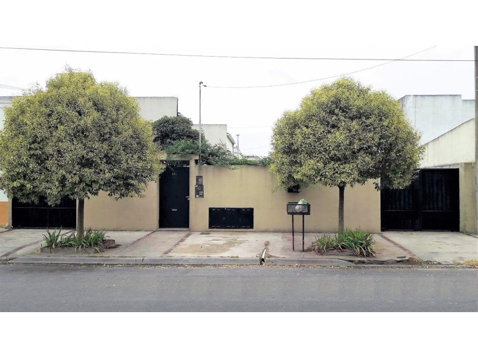 COMPLEJO DE 3 DEPARTAMENTOS EN BLOQUE CON RENTA - SOBRE AMPLIO TERRENO