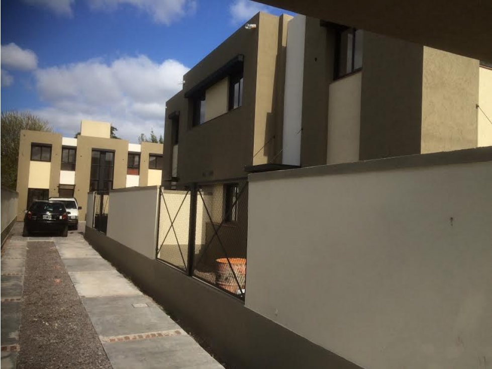 IMPECABLE DUPLEX EN COMPLEJO HABITACIONAL. APTO CREDITO BANCARIO — foto 2