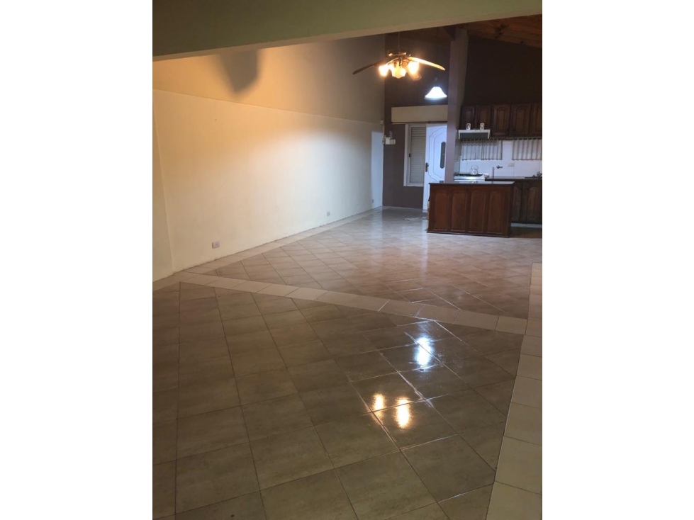 HERMOSO CHALET CASTELAR SUR. A METROS AVENIDA ZEBALLOS — foto 2
