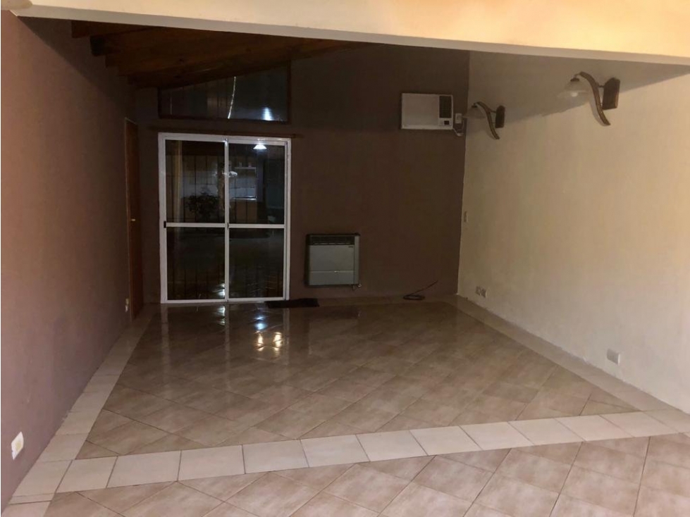 HERMOSO CHALET CASTELAR SUR. A METROS AVENIDA ZEBALLOS — foto 3