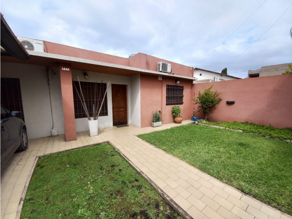IMPECABLE CASA EN VENTA EN CASTELAR SUR - 2