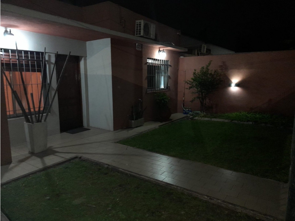 IMPECABLE CASA EN VENTA EN CASTELAR SUR - 4