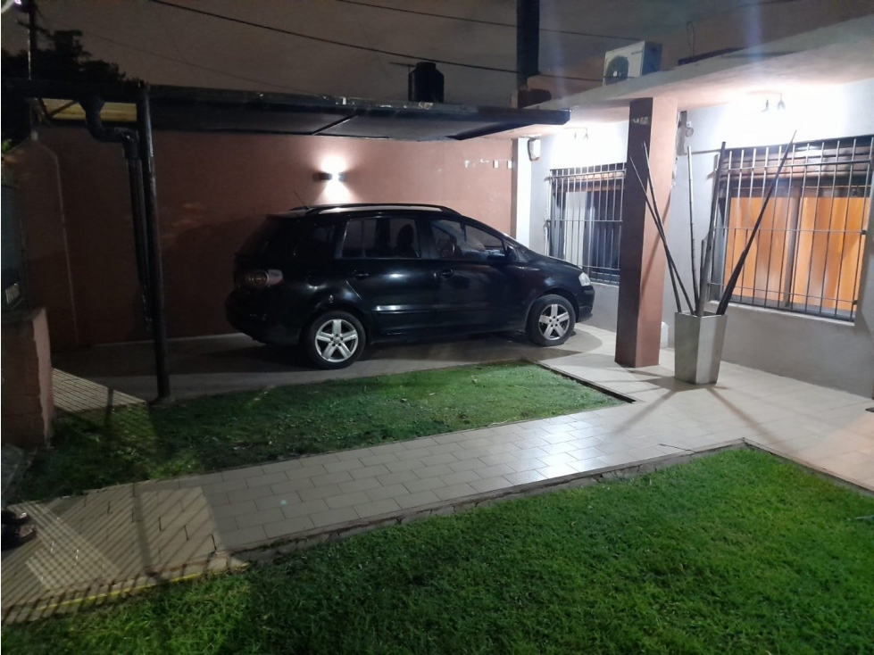 IMPECABLE CASA EN VENTA EN CASTELAR SUR - 5