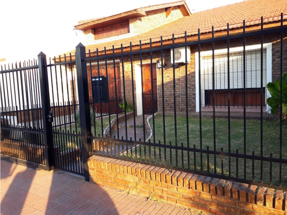 Regio Chalet c/pileta y galpón! Toma depto M del Plata p/pago. - 1