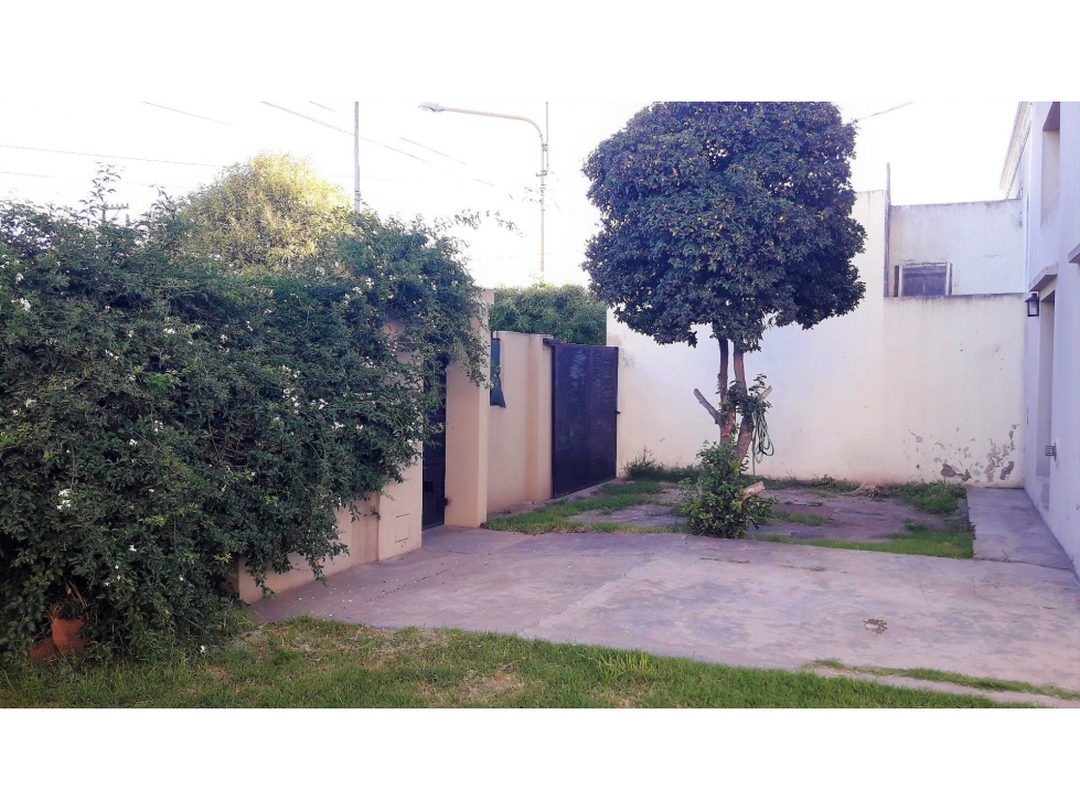 COMPLEJO DE 3 DEPARTAMENTOS EN BLOQUE CON RENTA - SOBRE AMPLIO TERRENO — foto 3