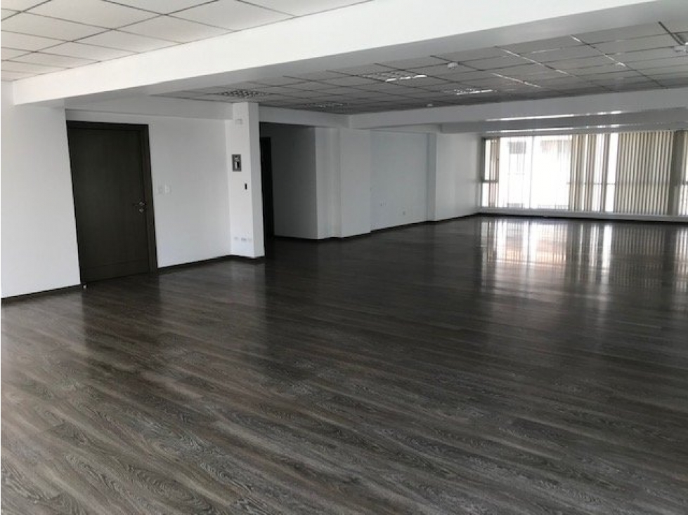 VENDO OFICINA CORPORATIVA ELOY ALFARO Y 6 DICIEMBRE 150 M2 MODERNO - 1