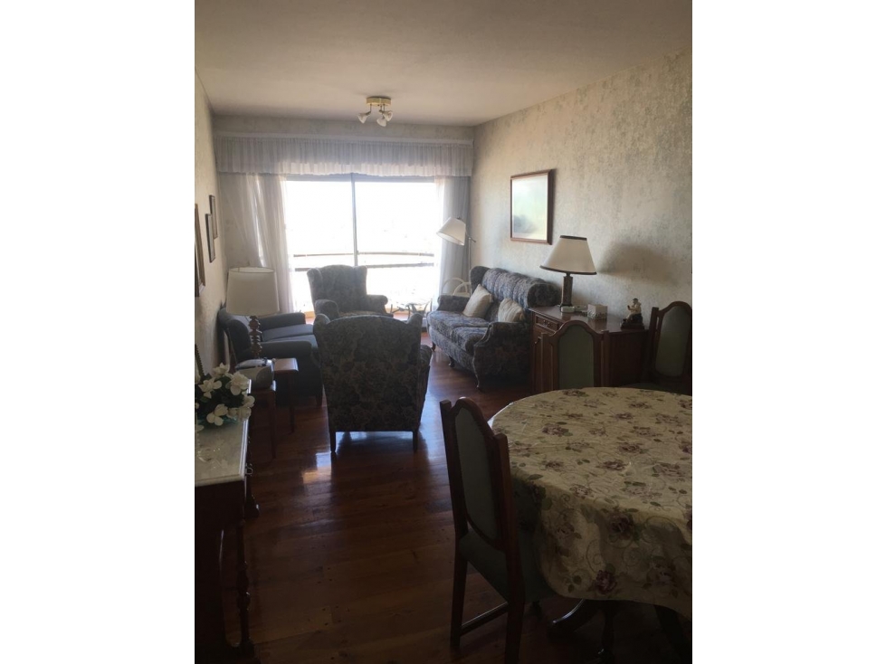 Departamento de 3 amb con dependencia y cochera. Zona Varese — foto 2